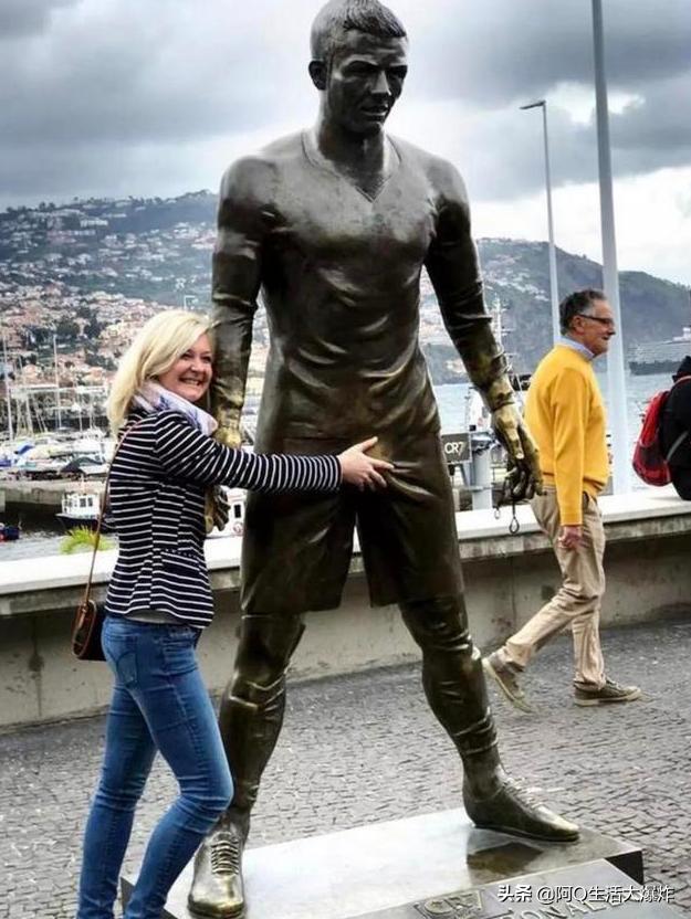 c罗的雕塑,c罗雕塑恶搞