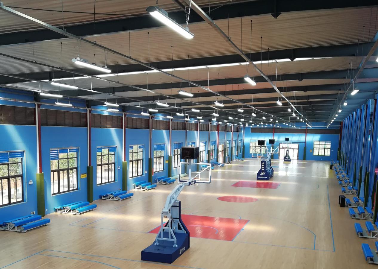 阿德在球场上的表现,足球场照明灯的选择