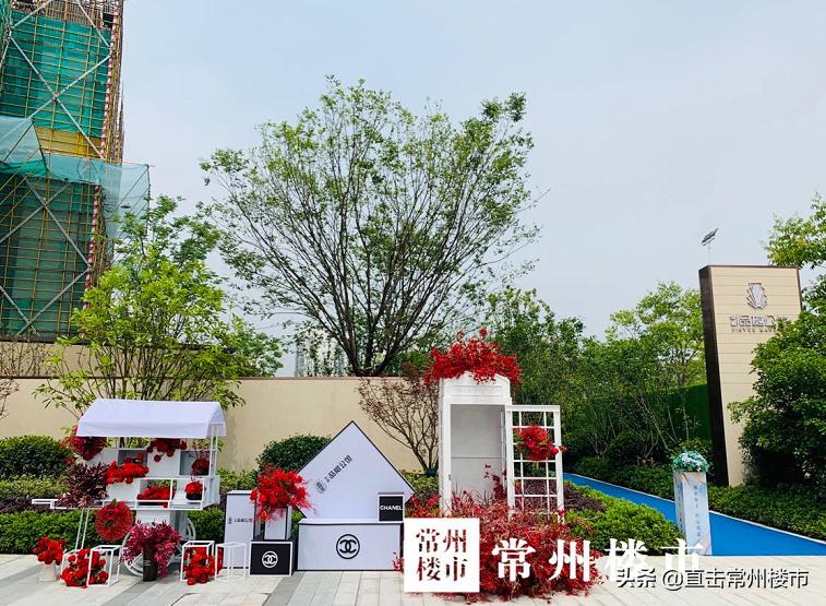 售楼处开盘千人排队,开盘人多冲进售楼部的视频