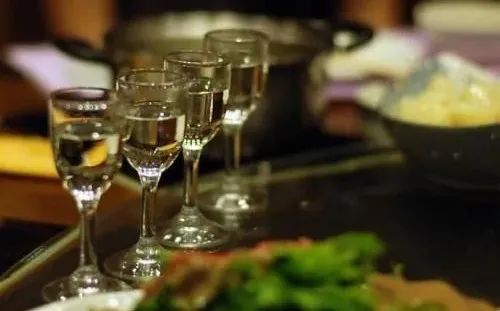 少量饮酒会使人兴奋吗,饮酒为什么会使人放松