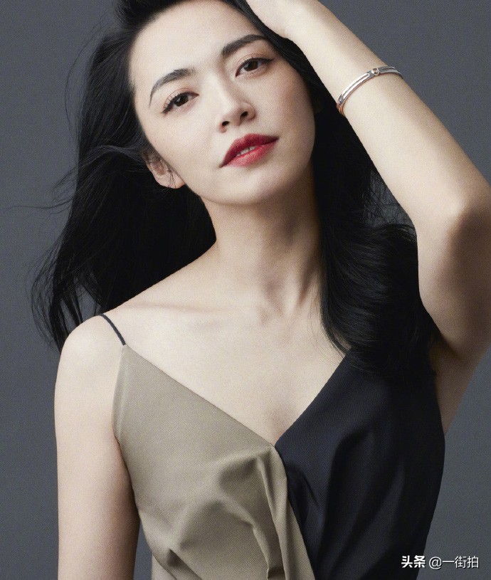 姚晨裙装图片,姚晨穿露肩裙好看吗