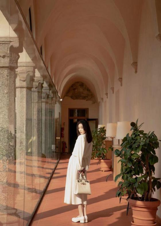 倪妮又有“小心思”?一身白裙简约复古,气质拿捏得足足的