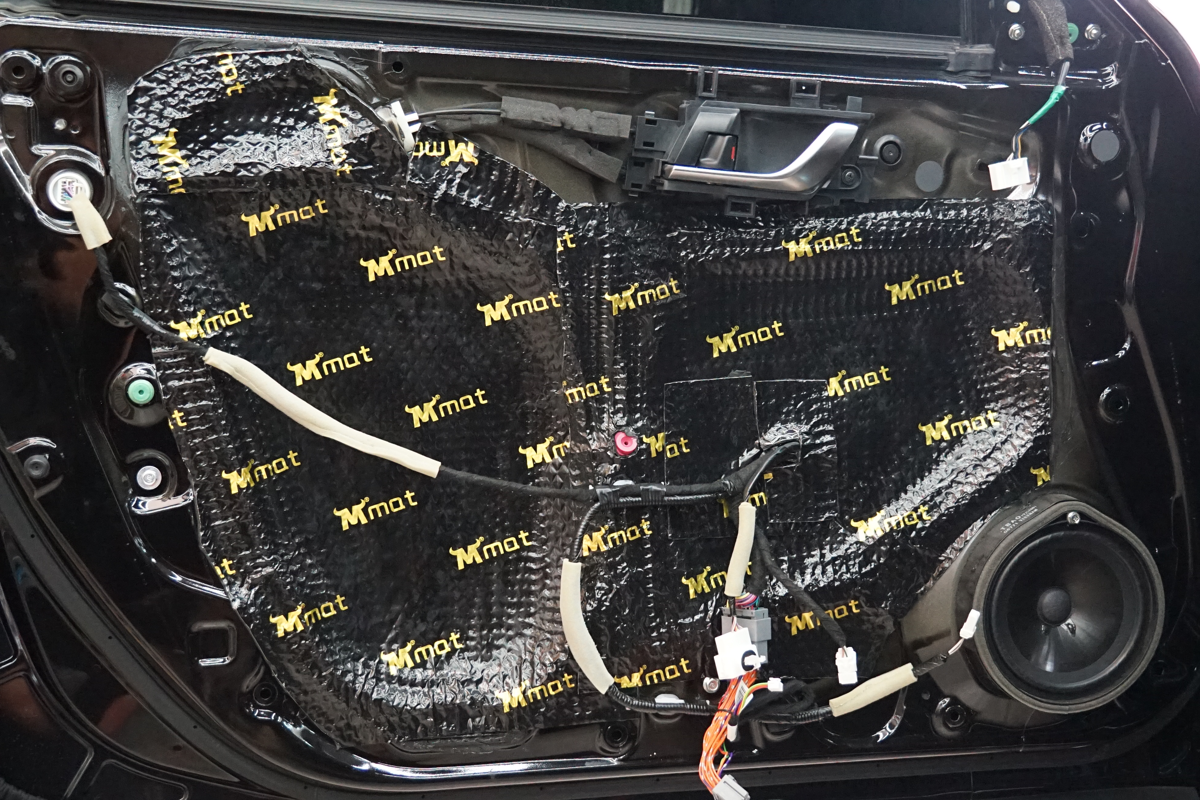 本田雅阁改装超薄爱威V8低音炮追求好音乐-广州车乐声汽车音响