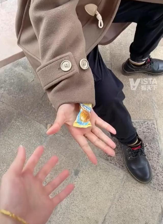 小伙给女友买15支口红,小伙一次送女友15支口红