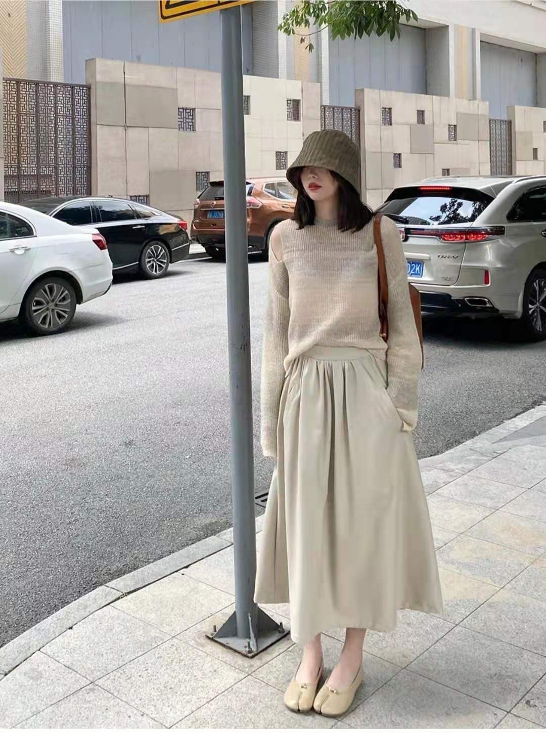 羽绒半身裙配什么上衣外套,秋天半身裙怎么搭配上衣