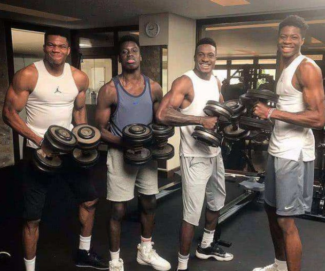 欧文拉杆极限闪躲字母哥,欧文面对字母哥展现花哨运球