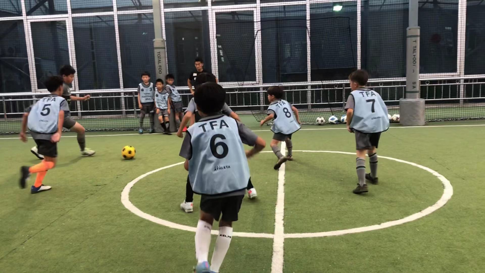 日本青训按年龄组队,日本教练带领兴趣班孩子练球感