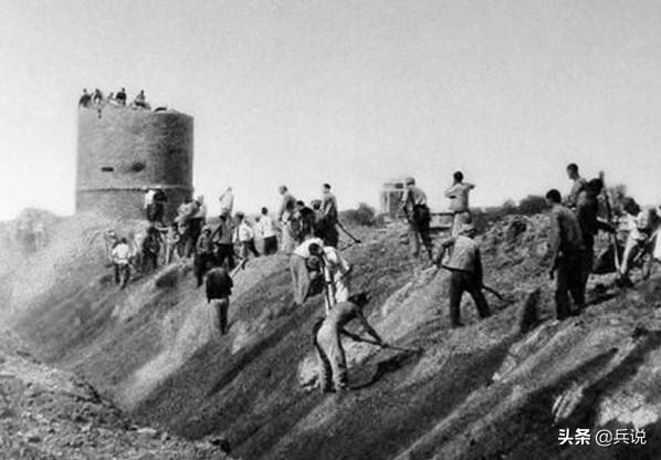 八路军送两个日本孤儿回日军驻地,八路军向村民赔礼道歉