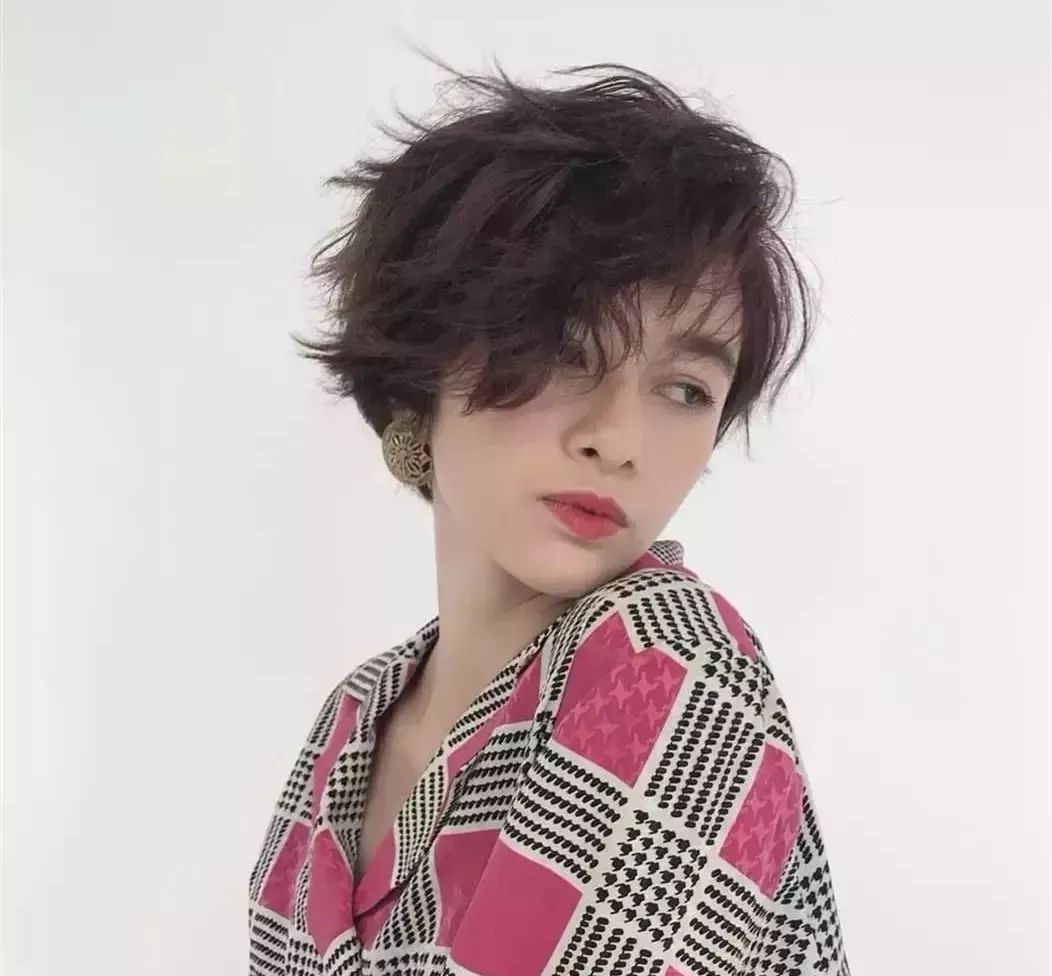 新年发型推荐齐肩发发量多,30-40岁适合发型男士圆脸发质细软