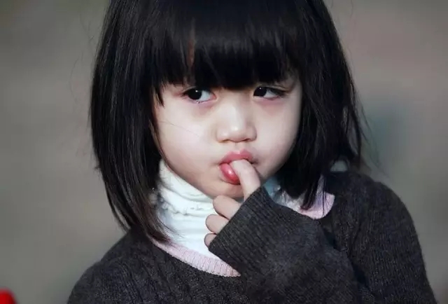孩子五岁了总是啃手怎么办,如何戒掉啃手指的坏习惯