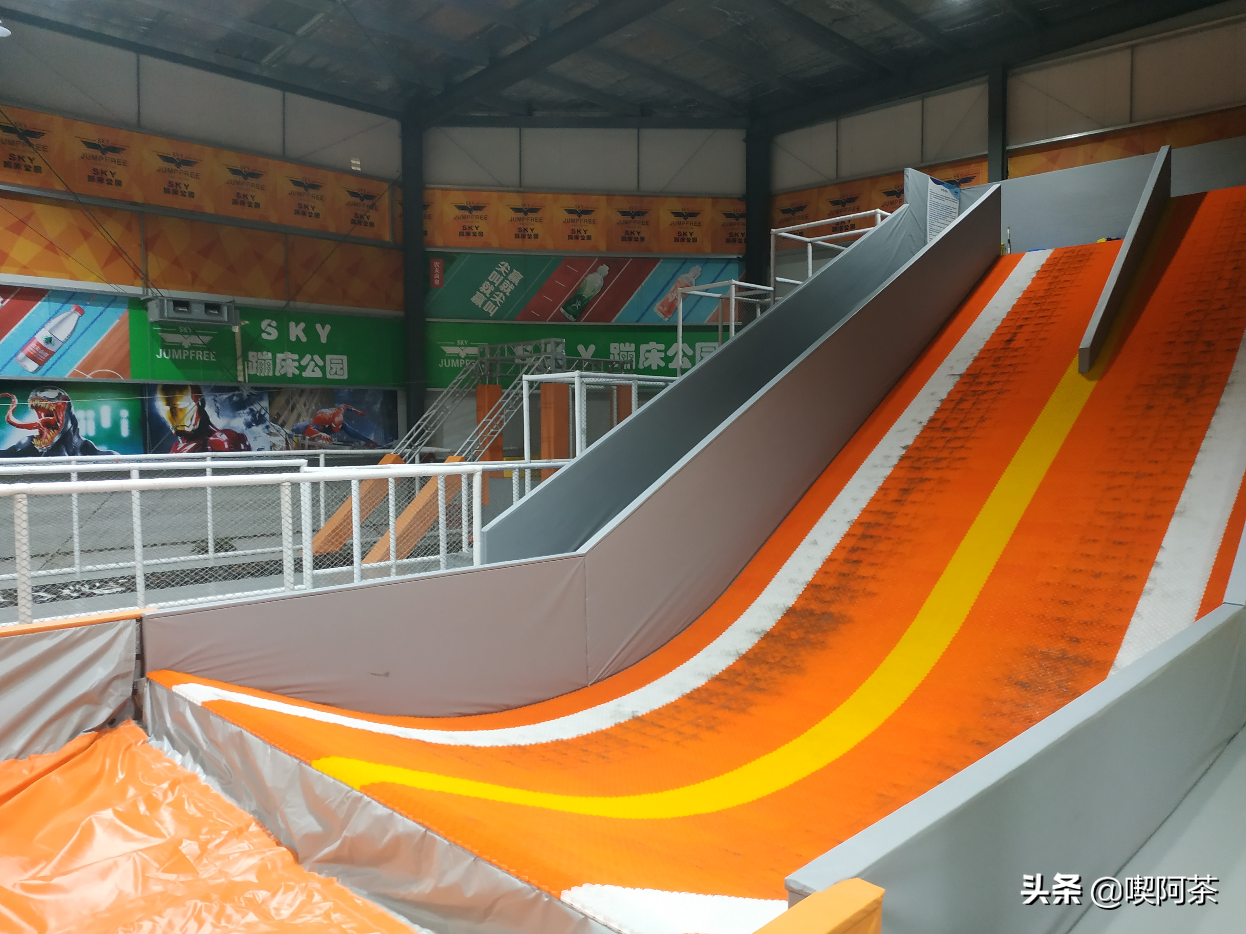 让我们离开地球表面歌词,让我们一起逃离到地球的边缘