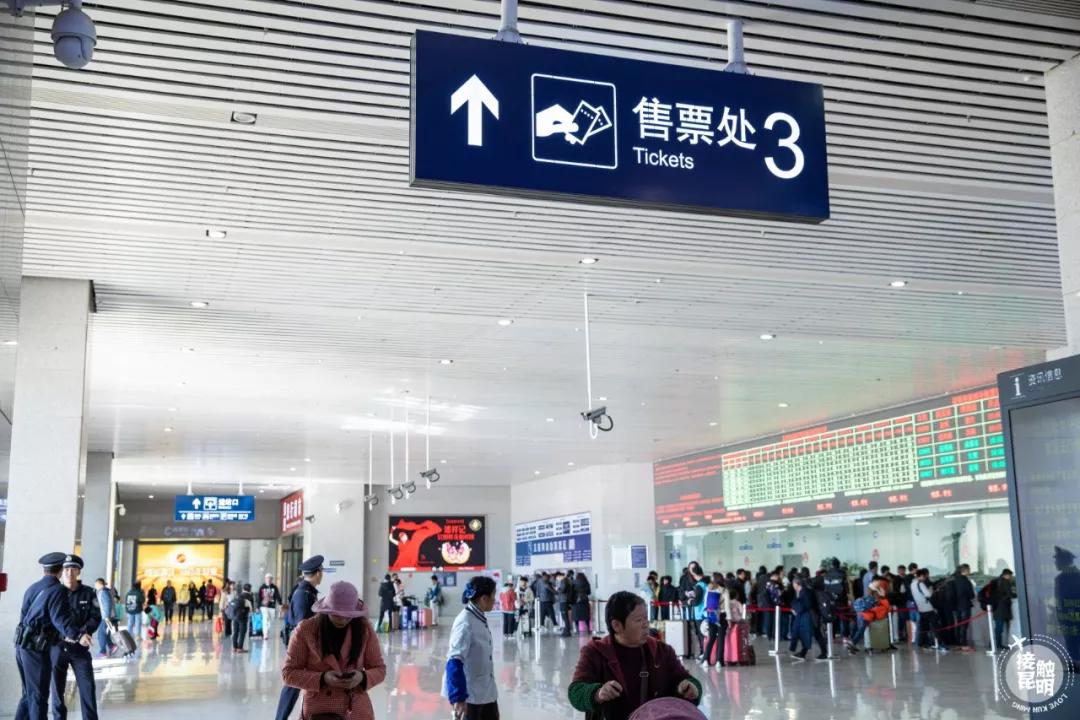 直击春运首日各地出行现场,春运首日直击带上祝福温暖回家