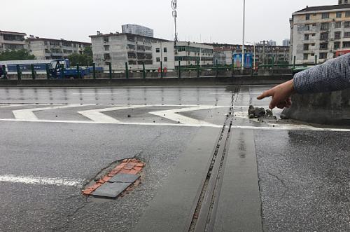 路面坑不平骑车人摔伤,因为路有坑骑车摔跤了