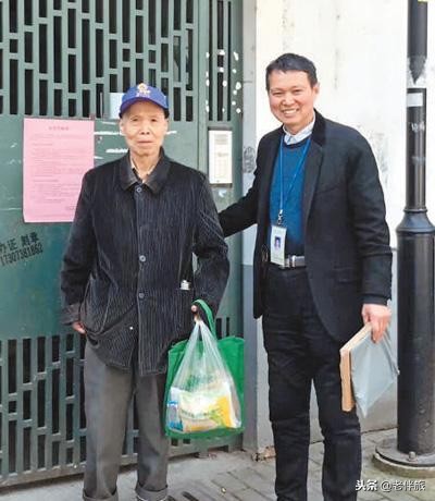 为空巢老人义务跑腿20年从“买菜哥”到“买菜叔”