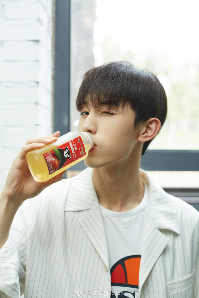 李现代言的味全每日c和熊本熊出了联名款,不过网友更想要李现瓶