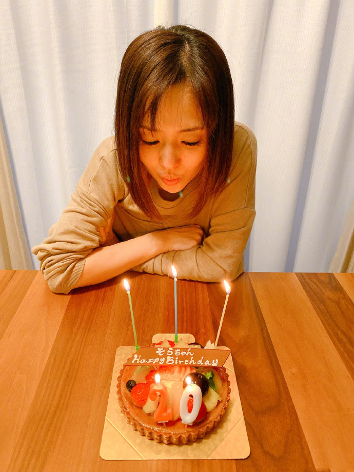 苍井空36岁生日，好朋友送生日蛋糕合照，网友：越来越美了