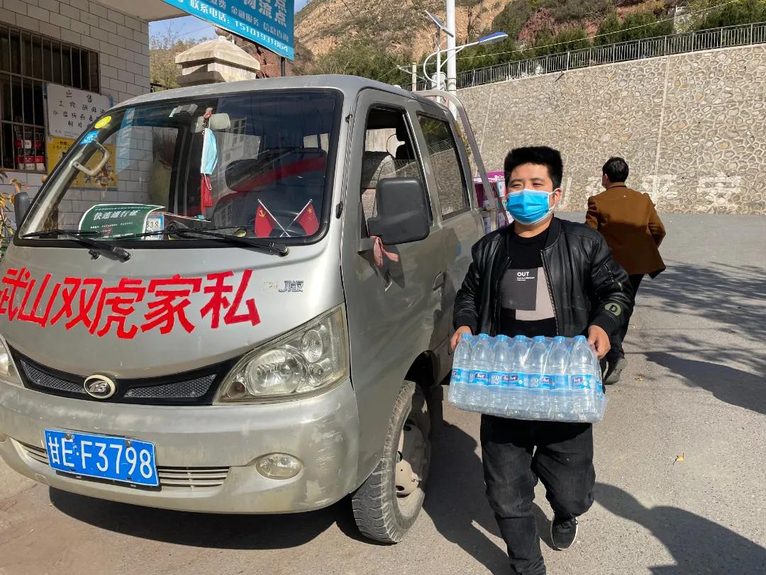 武山县慈善协会、武山零距离*党**支部，联合武山双虎家私、渭水园农资捐赠