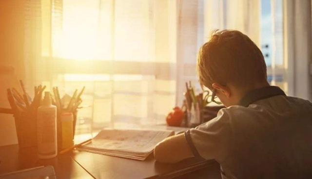 一年级孩子自己不会写作业怎么办,一年级孩子不会写字如何教育