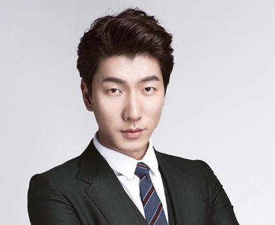 张亮腿受伤肿起大包,晒照却被网友骂活该,本人这样回应显情商