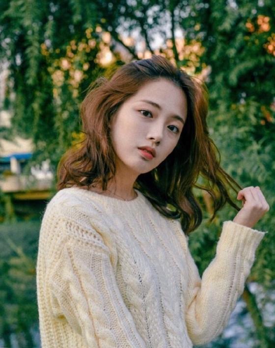 韩国中年气质美女高级感穿搭,韩系穿搭外套格纹短裙