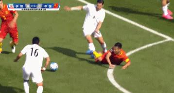 足球精彩突破集锦gif,国足vs越南把自己晃倒gif