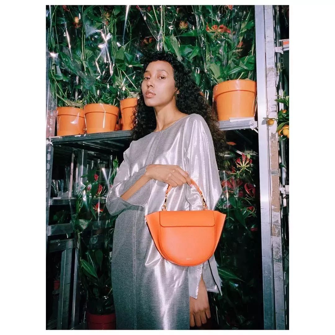 春天适合什么颜色包包,春天背什么颜色的包包