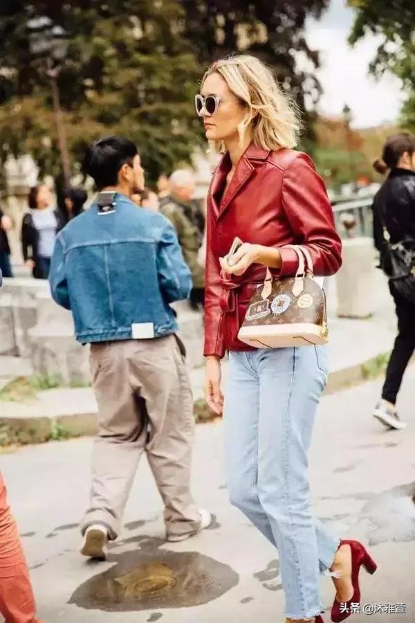 穿红色衣服红色鞋子,红色芭蕾单鞋配牛仔裤