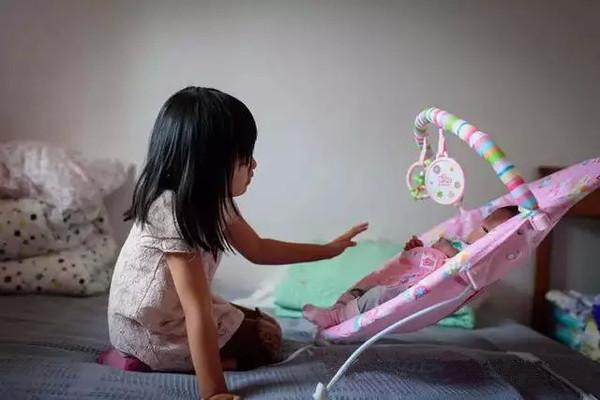 哥哥第一次看见刚出生的娃,哥哥第一次见刚出生的妹妹敬礼