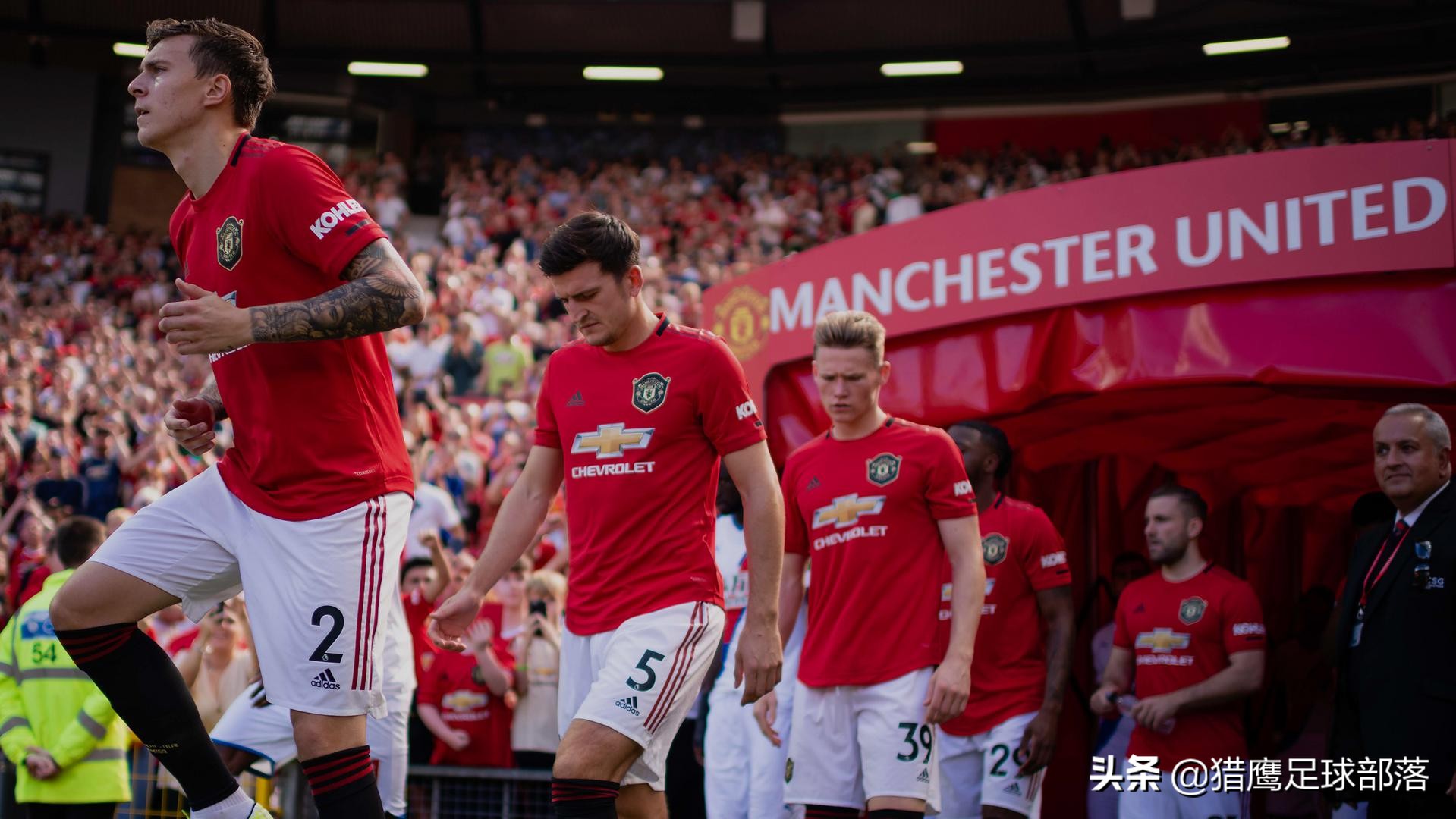 英超曼联2-1逆转重夺榜首,英超百亿大战