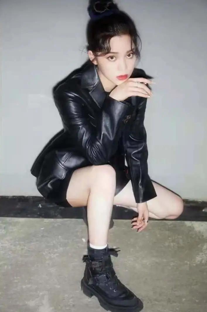 杨幂穿连体短裤时尚大片,杨幂现身粉色风衣配短裤