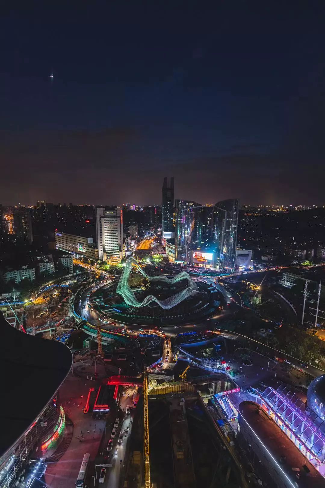 光谷广场地下综合体照片,光谷地下综合体和地下长廊