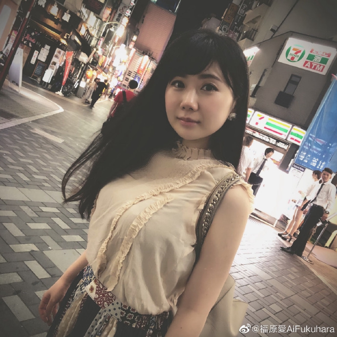 真香啊！福原爱不顾形象大口啃大棒骨，网友纷纷留言“馋坏了”