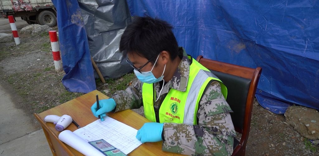 75岁老党员坚持在抗击疫情前线,抗击疫情村里党员在行动