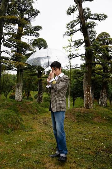 张新成露背西装同款,县委大院张新成撑伞照片