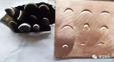 錾刻需要使用不同的錾子,錾刻工艺和篆刻工艺的区别