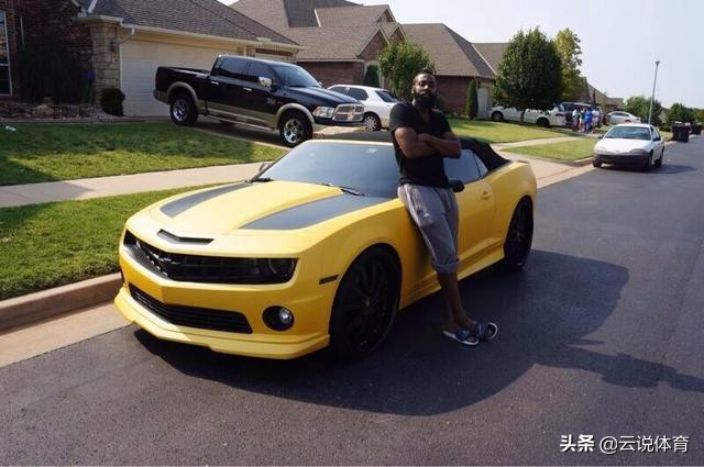 NBA巨星从不差钱：詹皇18岁开2003悍马H2