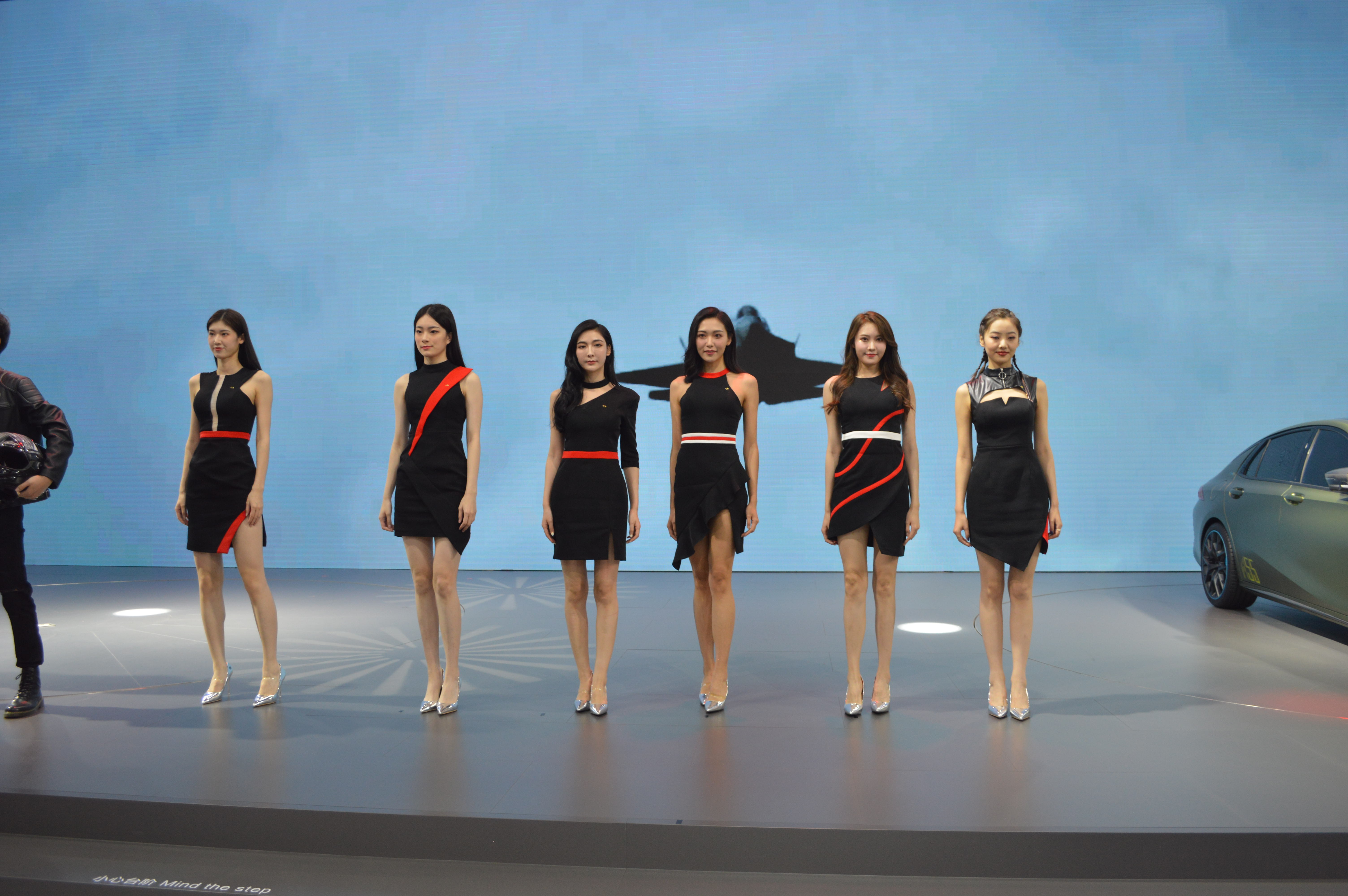 广州车展车模小姐姐,2019上海国际车展广汽传祺车模