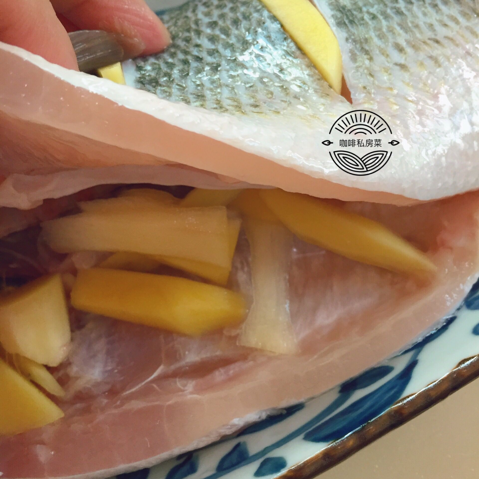 清蒸鱼是先浇热油还是先倒鱼豉油,清蒸鱼先放蒸鱼豉油还是先浇热油