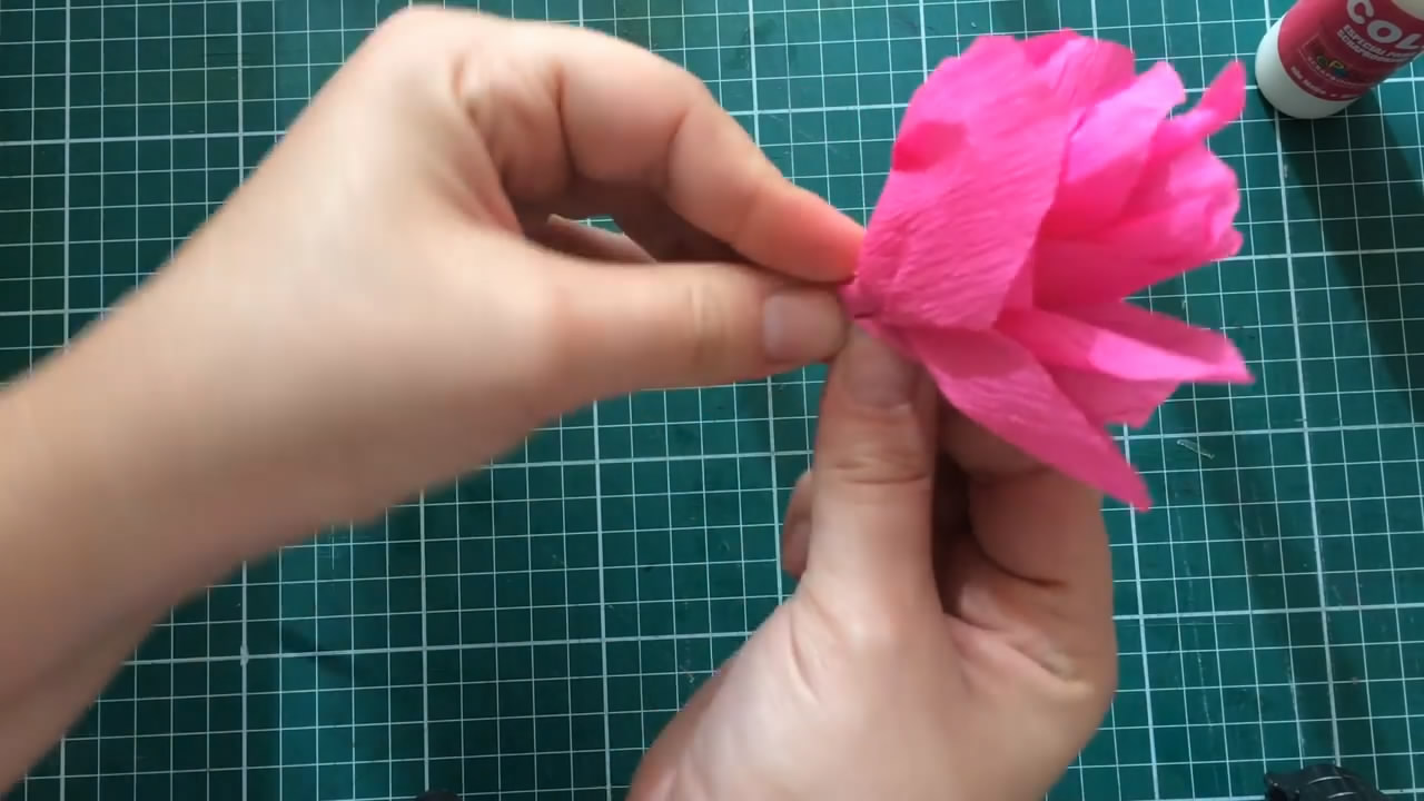 手工纸折花简单又漂亮,皱纸折花手工制作
