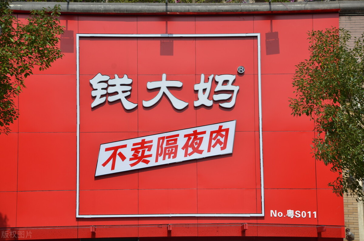 开奶茶店，营销的目的：不降价促销的情况下让顾客排队购买