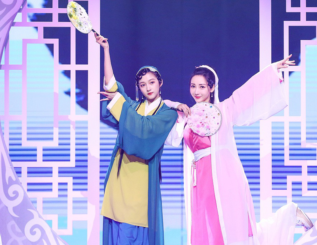 柳岩关晓彤cos青蛇白蛇秀舞姿,柳岩和关晓彤演青蛇白蛇跳舞