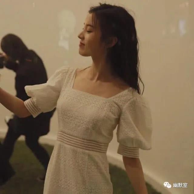 男女朋友睡一个房间，女的划了条线：过线的是*兽禽**