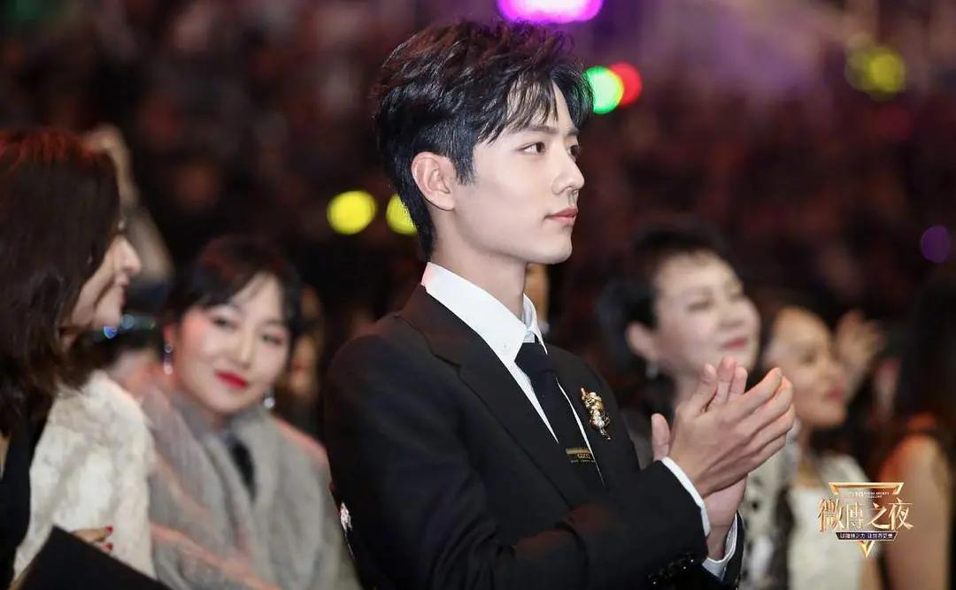 微博之夜赵丽颖杨幂一起走红毯 (杨幂赵丽颖微博之夜美图对比)