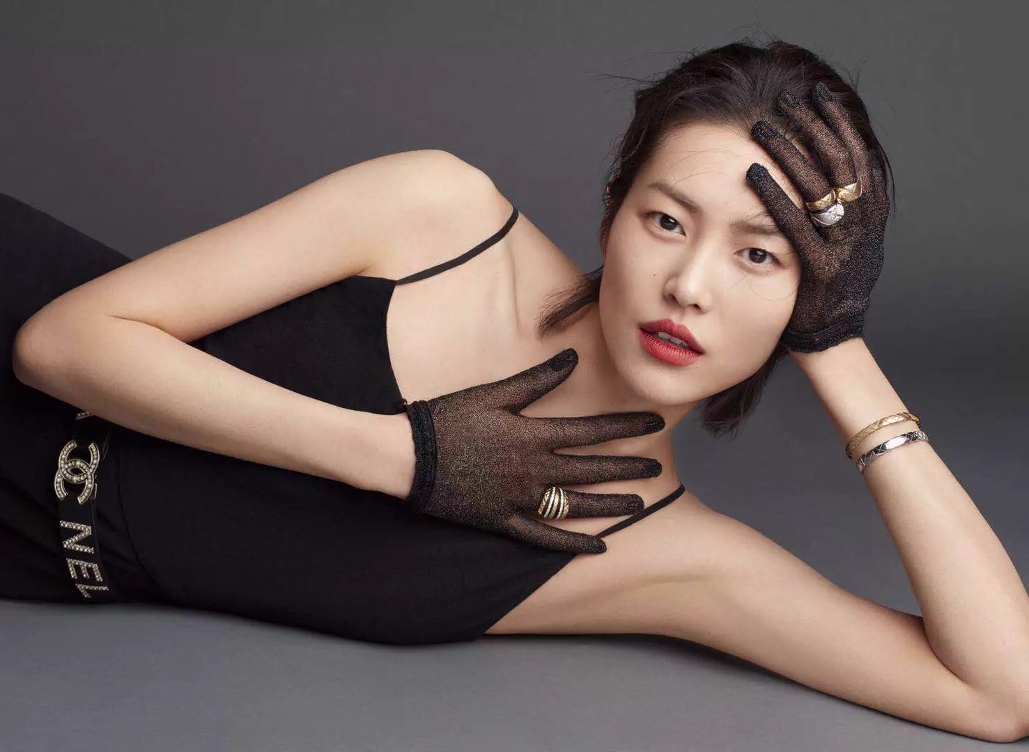 刘雯条纹帽,刘雯戴香奈儿手表图