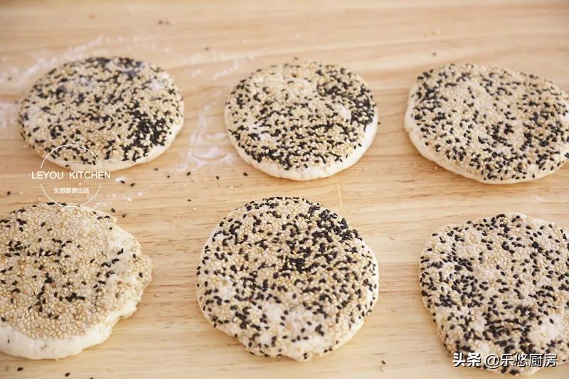 一斤面粉可以做几个油酥烧饼,1斤面粉可以做多少个饼