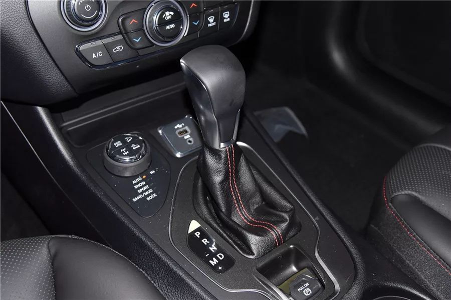 试驾jeep自由光2.0自吸,新款jeep自由光探享版越野视频