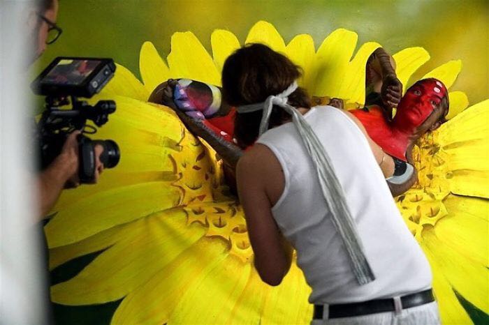 他把女人的身体画成一只蝴蝶，逼真地几乎真假难辨