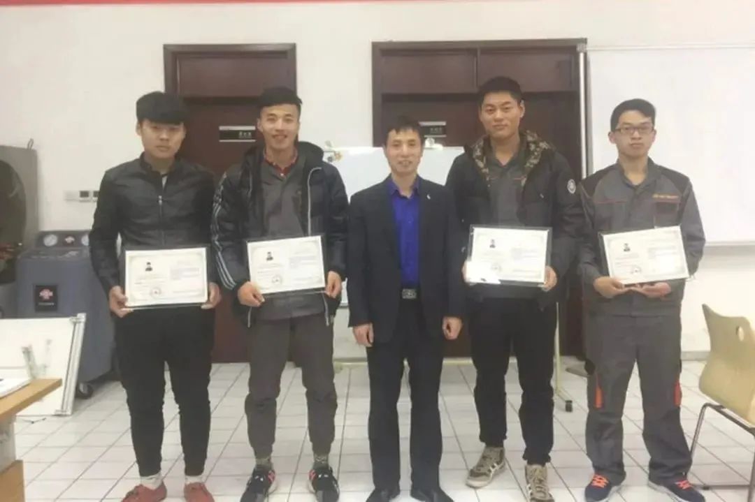 郑州90后男孩创业成功案例,郑州90后男孩创业干修鞋