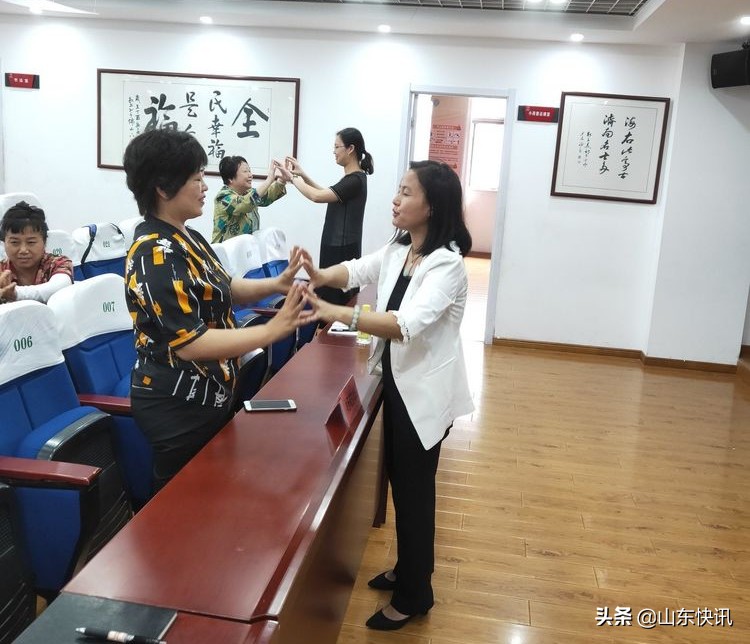 济南市“出彩讲堂”走进名辉豪庭社区