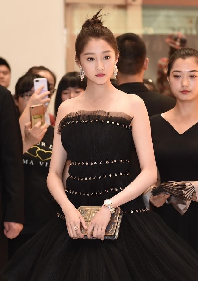 关晓彤穿一字肩白裙造型清纯,24岁的关晓彤有多迷人